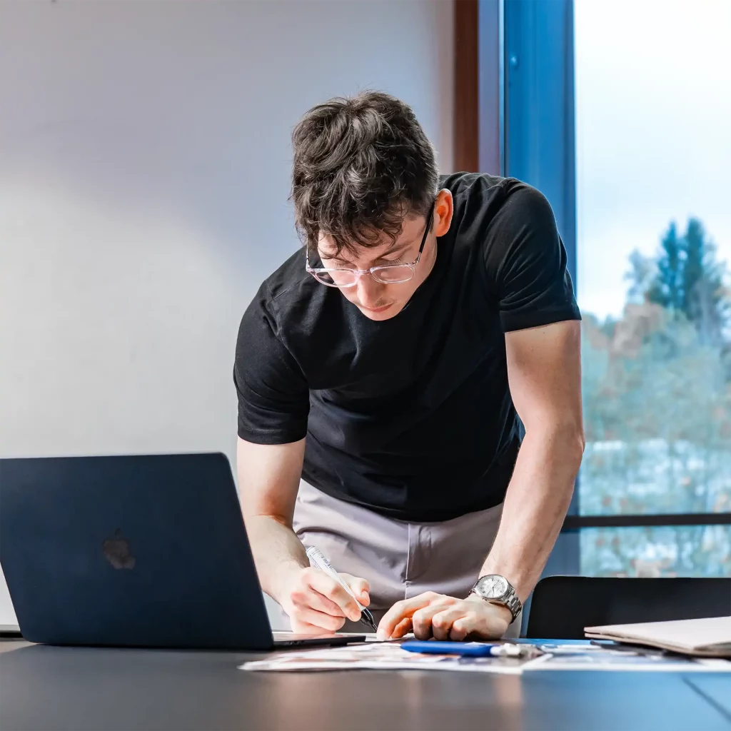 Fabian arbeitet an einem Designprojekt.