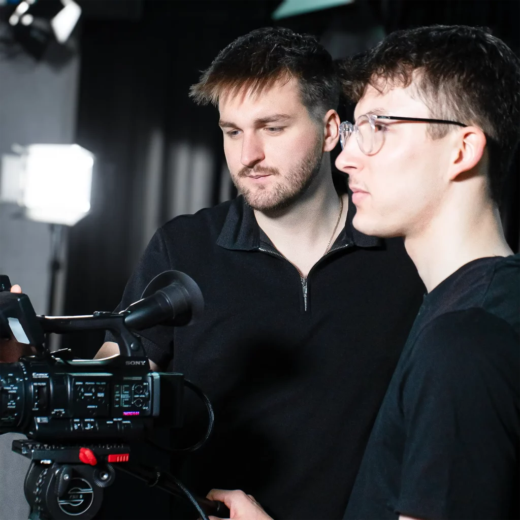 David und Fabian bedienen eine Filmkamera am Set.